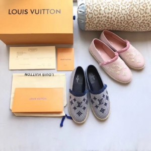 Louis Vuitton /18ss 平底漁夫鞋 六月份香港原版購入！LV路易威登想必是大家對奢侈品的第一認識吧~它通過經典的LOGO，以及出色的設計獲得了大家的喜愛。這款刺繡輕便的漁夫鞋剛上市都被搶斷貨！好看！好穿