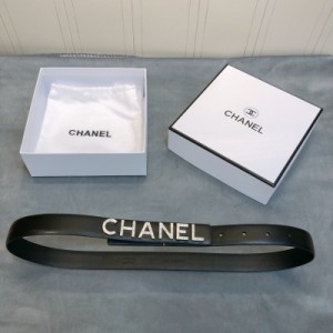 Chanel香奈兒腰帶 字母logo水鑽扣. 小牛皮配襯. 寬2.0cm 奢華典雅