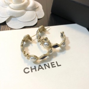 Chanel香奈兒 新款CC耳釘 純手工微鑲施華洛水晶 簡潔又不失細節的精緻 戴上就不會想要取下來，妥妥虜獲一眾仙女歡心