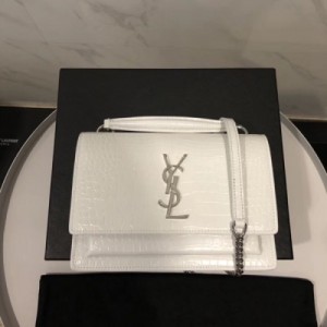 YSL Yves Saint laurent聖羅蘭 SUNSET 鱷魚紋鏈條包、手提包、可拆式鏈條肩帶。 尺寸 19x14x5.5cm型號533026. 內裡設計 八個卡片槽、一個紙幣隔層 一個中央隔層 一個拉鍊零錢袋