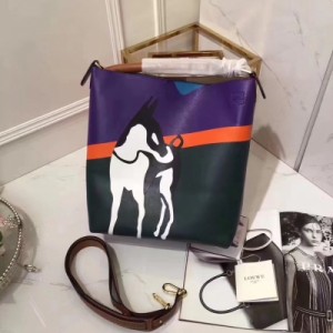 羅意威Loewe T-bucket bag系列之【迷失小狗】來自藝術家John Allen和羅意威合作系列，濃烈的色彩與藝術家心愛的萌寵相映成趣，採用多色小牛皮經過精確切割用手工將每一件皮鑲嵌拼成活潑、生動的圖案（工序繁