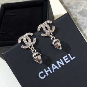 Chanel香奈兒 新款cc耳釘 銀色黃銅與水晶不同元素的碰撞！簡約的獨特設計，不張揚、不高調、小巧又清新 帶來精緻時髦感 超減齡