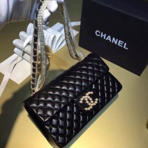 Chanel 妥妥的女人味！天然珍珠包包，手工鑲嵌。進口頂級綿羊皮！菱格飽滿，走線整齊。尺寸27*16*7