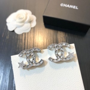Chanel香奈兒 新款耳環 以琉璃珍珠鏤空的造型，搭配左右兩邊分別採用香水瓶與品牌數位5！大氣甜美，帶有愜意卻一點也不誇張、給日常裝扮添上畫龍點睛之筆