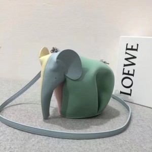 【羅意威Loewe】Elephant  Ralnbow Mini bag大象包馬卡龍拼色出貨，採用手感柔軟小牛皮多色拼接精心製作，其絢麗多彩的顏色讓你的春夏搭配更加光彩奪目。尺寸20*15*10cm. 配包裝