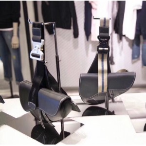 【Dior迪奧 homme】M9018 2019 Pre-Fall 早春系列saddle馬鞍包，強勢推出！Dior新任設計師Kim Jones首次操刀設計的第一季度，不但有ophidia復古老花帆布款，同時還有精美的小牛