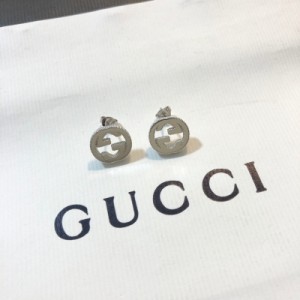 Gucci古馳 新款耳釘到好處的設計質感盡情展現。無論大方得體的正裝，還是簡約幹練的休閒服，頸間光彩都能使人魅力爆燈