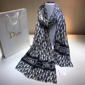 透進骨子裡的高級Dior優雅風滿滿的D經典元素！這款羊絨的設計真的非常好看，特別又非常日常非常有質感，很強烈的詮釋奢侈品時髦的態度非常非常有調性，有品味的一款，最好的300支羊絨
