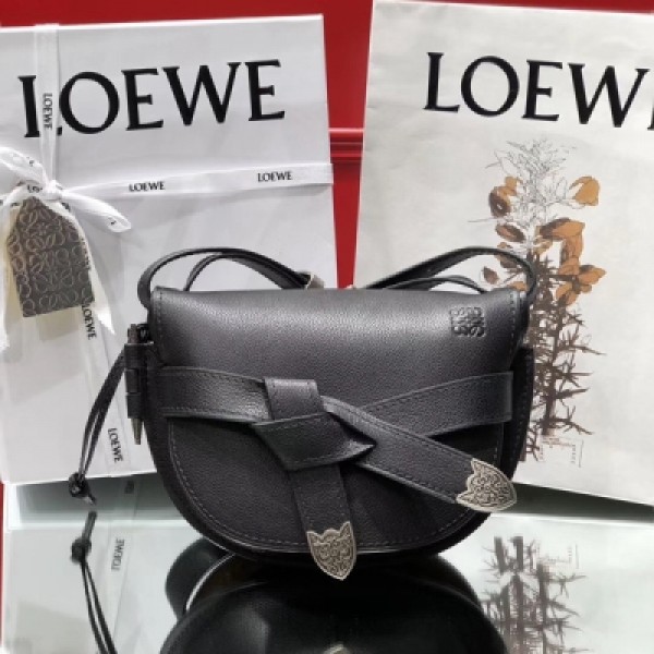 LOEWE羅意威 焦糖色 “Gate”出 姿態 包王， 我只服你 一度風（瘋）靡整個時尚界，各大明星，網紅人手一個的Gate bag馬鞍包，在J.W.的手裡又要鍛造不朽神話了 新品Gate是讓人迷戀的