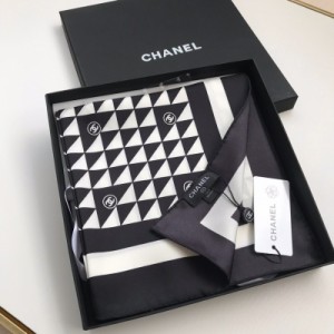 Chanel香奈兒方巾 專櫃新款 又是非常好看的一款 非常非常顯氣質哦