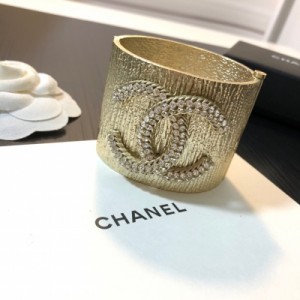 Chanel香奈兒 小香風手環恰到好處的設計質感盡情展現。無論大方得體的正裝，還是簡約幹練的休閒服，頸間光彩都能使人魅力爆燈