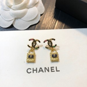 Chanel香奈兒 小香風的耳釘別的精美耐看百搭，而且有機玻璃的設計讓它看起來質感十足，特別的重工，上身超級好看，跟專櫃完美程度可以說就是一模一樣