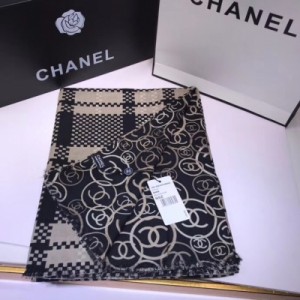 Chanel香奈兒圍巾 2018新款 無法抵抗的（雙面）雙層系列…去專櫃看見就愛上.Chanel這種羊絨圍巾真的是又好看又實用 最重要是百搭 特別好打理 以不同標誌性logo …90*200cm