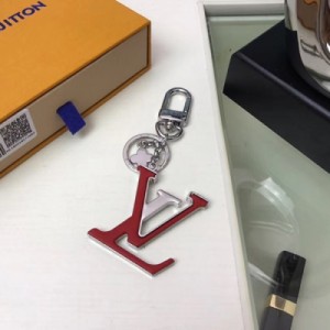 LV路易威登 頂級原單 Louis Vuitton M63079粉色包飾與鑰匙扣 以同名手袋系列為設計靈感來源的LV Capucines包飾與鑰匙扣。經典LV字母元素，金屬與皮革的材料搭配，彰顯路易威登奢華傳統與精妙專長