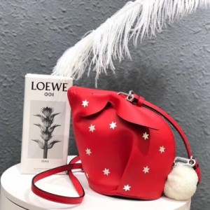 Loewe羅意威滿天星系列之 Bunny stars bag 特別版運用特色工藝，皮革鑲嵌六角銀星，非常時尚個性！大小來得剛剛好，尺寸18*16.5*13cm。上身顯精緻，日常出門裝備口紅粉餅，鑰匙還有大家最在意的plu