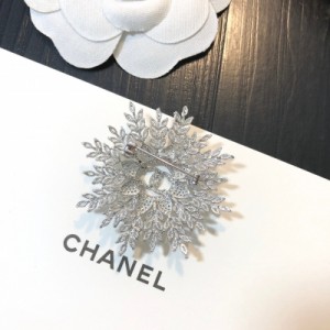 Chanel香奈兒 小香風胸針恰到好處的設計質感盡情展現。無論大方得體的正裝，還是簡約幹練的休閒服，頸間光彩都能使人魅力爆燈