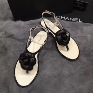 Chanel 經典之作！山茶花涼鞋 上腳極美！鞋子踮腳全羊皮，鞋面漆皮延邊，花朵也是皮的，極費料，跟正品1:1定制，碼數35-40