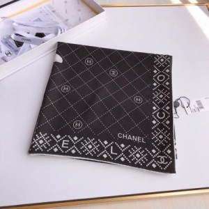 Chanel香奈兒方巾 超級仙女 款 140x140cm 一眼就會相中的款……經典的配以雙C組成完美的圖案