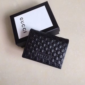 Gucci古馳最新卡包拼小錢包～原版皮壓小G 無論用料、做工 、logo、鋼印、走線、每一個細節都將gucci 的精彩內涵表現得淋漓盡致 款式新穎，實用大方， 款號：449392，尺寸：11*9*3cm ，顏色：黑色，大