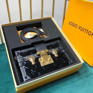Louis Vuitton LV 路易威登 PETITE MALLE 盒子包 採用經典的Monogram帆布面料 靈感源自富有的銀行家Albert Kahn于20世紀初期設計的定制旅行箱 以3個白色十字圖案為標誌性要素 經