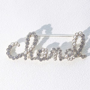 Chanel香奈兒 字母胸針 原版購回一比一打造 捷克鑽和施華洛珍珠完美融合 超級美的一個款 帶上它真的是時尚精本精