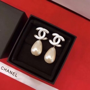 Chanel香奈兒 2018新款小香走秀款 奶油白水滴珍珠耳釘 專櫃一致黃銅材質搭配925純銀耳針