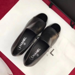 Chanel 17AW 太空系列最美的一組香奶奶經典元素logo款！正品級版本！上腳超美！正品代購回國做對比，有詳細的對比圖，所有材質均為義大利進口，妥妥的進出專櫃！ps：一款可當正品的代購貨！正品分短靴款以及深口單鞋
