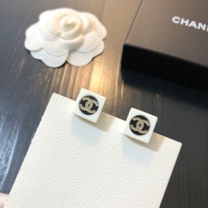 Chanel香奈兒 新款CC耳釘 純手工微鑲施華洛水晶 簡潔又不失細節的精緻 戴上就不會想要取下來，妥妥虜獲一眾仙女歡心！