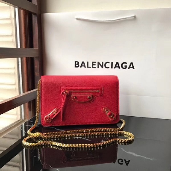 Balenciaga巴黎世家2018早春新款 女士機車鏈條小包21cm，也可以當長款錢包使用，內格有拉鍊袋和多個插卡位，時尚流行獨家首發亮相，放假過節帶上這是最合適不過的自留款很推薦搜索219A大紅色