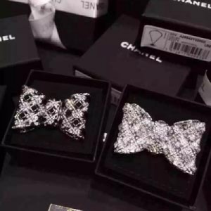 Chanel.....專櫃原版最新款 滿鑽蝴蝶結胸針……完美品質