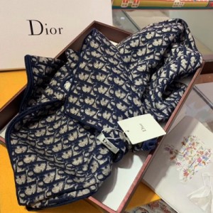 Dior迪奧圍巾 這樣的Dior老花真的無敵時髦百搭！！氣質到靈魂深處啊。獨有的格調，這才是大牌最迷人的地方 時時刻刻都具有存在感，徹底征服！尤能體現品味！爆美爆氣質，一定要入啊 這款印花實在是優雅又帥氣了！！！真的太
