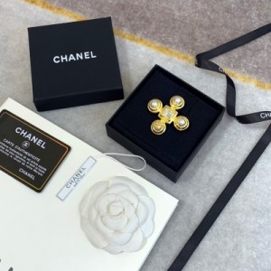 CHANEL香奈兒 新款珍珠胸針 採用黃色五金與琉璃珍珠結合，獨有氣質帶來深刻印象，是整體造型的最佳搭配，等同正 品黃銅材質