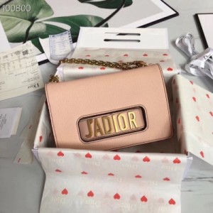 Dior迪奧包包 2018迪奧J’ADIOR小牛皮翻蓋式手提包搭配“J’ADIOR”標誌和復古金屬可拆卸鏈帶。優雅中多了很多個性的元素，做舊的金屬大字母個性中帶點著帥氣，對比優雅的包型，有種神秘而強大的美感，你所看到的J