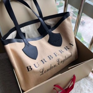 Burberry巴寶莉吉安特包，採用黃麻材質打造，裝飾 Burberry 字母徽標，搭配密合接縫細節。37 x 16 x 31 cm 袋口51cm背帶飾袢飾有 Burberry 字母壓花徽標