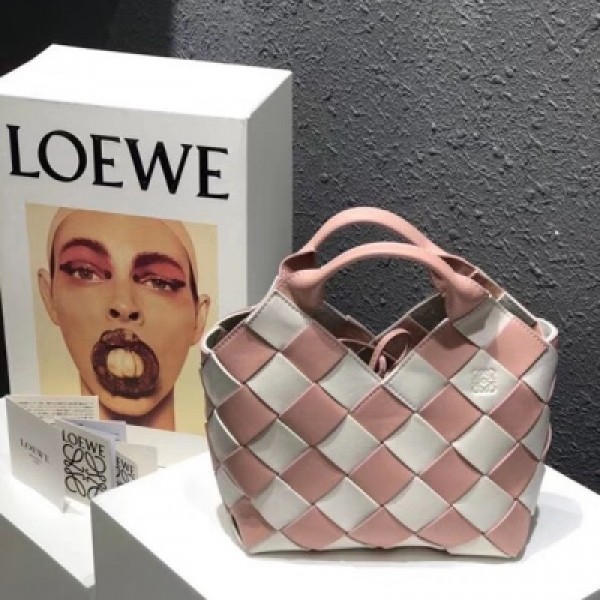 Loewe羅意威 Woven basket bag 裡外全皮，容量滿足大眾需求，顏色也是羅家 主流顏色，可以手提、斜挎，也可以單肩背，配長裙或者大衣都不錯，百搭款，尺寸37*19.2*22cm 型號：171254