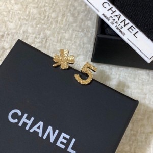 Chanel香奈兒 新款耳釘 以淺金色構成幸運草和品牌數位5，有規律的手工雕刻紋路！簡約百搭，給日常裝扮添上畫龍點睛之筆