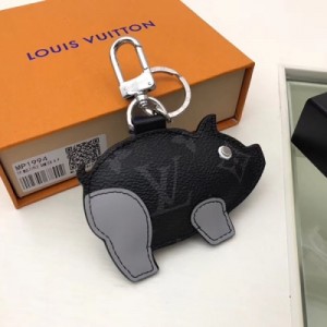 【LV路易威登頂級原單】MP1994豬掛飾與鑰匙扣 Louis Vuitton 活靈活現的Pig包飾與鑰匙扣，源自中國傳統生肖主題系列設計。由Monogram Eclipse帆布與小牛皮製成的柔軟加襯構造，以路易威登旅行