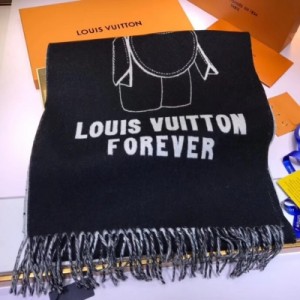 LV路易威登圍巾 風靡全球的小花圍巾。Louis Vuitton 心尖上的美物 雪藏許久才拿出來，牛逼不是吹的，要做就做最好，看細節，看品質，隨便出入專櫃，遇見的絕對幸運，今年必收的一款！大家仔細對比密度和logo部位