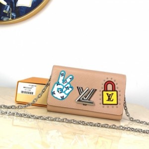LOUIS VUITTON LV 路易威登 M63320 粉色！TWIST CHAIN 錢夾 來自本季LV Stories系列的Twist Chain錢夾，以一種趣味風格致敬旅行與制箱傳統。黑色Epi皮革面料，配有色彩繽紛