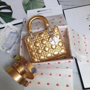 Dior迪奧 MY LADY DIOR金色藤格紋褶皺小牛皮手提包，提供5種幸運徽章選擇，締造專屬於自己、獨一無二的Lady Dior手提包，尺寸：20*17*9
