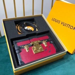 Louis Vuitton LV 路易威登 PETITE MALLE 盒子包 M44199 採用經典的Monogram帆布面料 靈感源自富有的銀行家Albert Kahn于20世紀初期設計的定制旅行箱 以3個白色十字圖案為