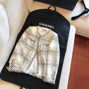 Chanel上新香奈兒外套原版1:1定制火的不得了，想賣尖兒貨的一點找我，定織面料等了很久，面料輔料，真絲裡布保證最高版本，原版購入，保證最高版本