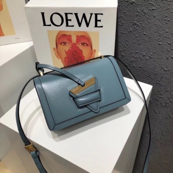 Loewe羅意威 Barcelona包，跟名字一樣，充滿了西班牙 狂野情懷 眾多明星街拍攜帶款，經久耐看，越看越美 外形方方正正，硬挺有型，上面醒目獨特的三角形鎖扣，整個包包一下子活潑起來，不喜歡軟塌塌的包包的小主兒選擇