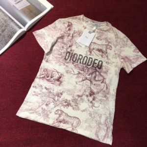 Dior迪奧 寶寶們仔細對比印花，我們選用的是日本超細高密印花網板，不是市場上的普通印花網板 市場便宜版本的，印花很差 中國風全身印花動物園水墨畫系列T  這款T恤採用棉麻材質 很透氣舒適哦 全身印花的設計 仿佛置身于