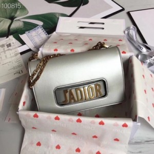 Dior迪奧包包 2018迪奧J’ADIOR小牛皮翻蓋式手提包搭配“J’ADIOR”標誌和復古金屬可拆卸鏈帶。優雅中多了很多個性的元素，做舊的金屬大字母個性中帶點著帥氣，對比優雅的包型，有種神秘而強大的美感，你所看到的J