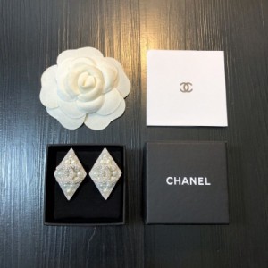 Chanel香奈兒 小香風耳釘埃及文明為靈感、運用品質上乘的花紋，優雅中帶點高級又有質感