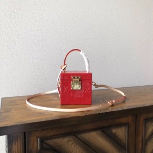 LV路易威登 原單 BLEECKER BOXM52466 漆皮紅 Louis Vuitton 靈感來自1998年的Bleecker Box 這款Cube手袋重新詮釋品牌古老的行李箱設計 包括以亮銀色演繹經典S鎖扣 選用時