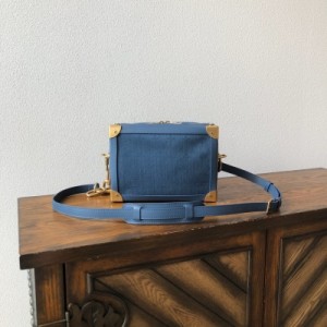 LV路易威登 M44723 牛仔藍布尺寸：25.0 x 18.0 x 10.0cm LOUIS VUITTON Soft Trunk包融合了旅行相關Maison的傳統和精緻的現代風格。 牛仔布寶藍色盒子 牛仔布採用全方位