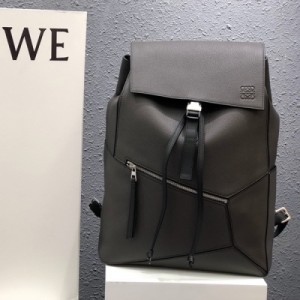 羅意威Loewe Puzzle Backpack現貨 專櫃最新男款系列。尺寸33x44.5x19 cm，超大容量，立方體造型獨特創新，精確剪裁營造出體積感，觸感舒適，極為實用。這款時尚雙肩包可雙肩，單肩背攜或手提，69-