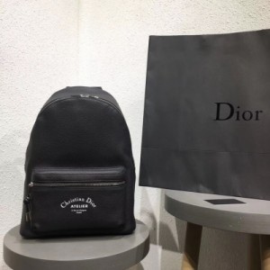 Dior 雙肩包/背包 【黑色】 無論是外觀還是背包本身的質感都把少年的鮮活氣息體現得淋漓盡致， 牛皮材質加上logo印花 “ATELIER”低調的logo 營造出簡約而又不失挺括的獨特造型。Dior Homme 簡直完